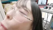 Breaking into the company of a beautiful older sister with glasses ... (1) Kiss, lick nipples, put a raw dick in the ass, and finally swallow
