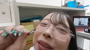 Breaking into the company of a beautiful older sister with glasses ... (1) Kiss, lick nipples, put a raw dick in the ass, and finally swallow