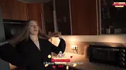 A cunning female realtor is renting out an apartment together with her pussy.