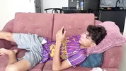 Descubro a mi travieso hijastro jugando con mi ropa interior y hago que me coja duro para guardar el secreto.