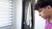 Descubro a mi travieso hijastro jugando con mi ropa interior y hago que me coja duro para guardar el secreto.
