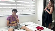 Descubro a mi travieso hijastro jugando con mi ropa interior y hago que me coja duro para guardar el secreto.