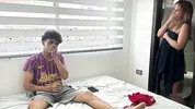 Descubro a mi travieso hijastro jugando con mi ropa interior y hago que me coja duro para guardar el secreto.