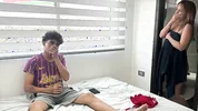 Descubro a mi travieso hijastro jugando con mi ropa interior y hago que me coja duro para guardar el secreto.