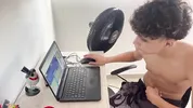 Mi aprovecho que mi pequeñita hermanastra me pide ayuda con sus tareas para meter mi gran polla.