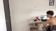 Mi aprovecho que mi pequeñita hermanastra me pide ayuda con sus tareas para meter mi gran polla.