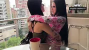 El novio de mi mejor amiga nos pilla teniendo sexo y nos hace chupar su gran polla - AMBAR PRADA