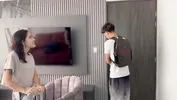 Que puede pasar si una pareja de hermanastros caliente comparten habitacion de hotel.