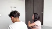 Que puede pasar si una pareja de hermanastros caliente comparten habitacion de hotel.