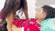 Me follo a mi hermanastra mientras hablo por llamada con mi novia