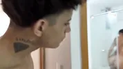 Le hago una broma mientras mi hermanastra se ducha y termina en un sexo apasionado.