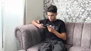 Le enseño a mi madrastra a jugar con mi celular y ella siente mi enorme polla y me pide que me la coja duro.