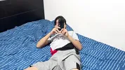 Mi madrastra entra a mi habitación y me hace la mejor mamada de mi vida