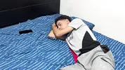 Mi madrastra entra a mi habitación y me hace la mejor mamada de mi vida
