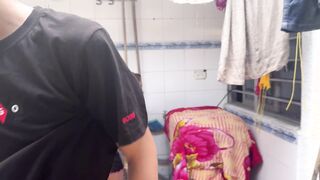 Mi madrastra me enseña como me debo duchar y mi hermanastra me ayuda con una mamada