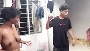 Mi madrastra me enseña como me debo duchar y mi hermanastra me ayuda con una mamada