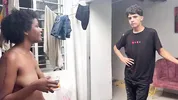 Mi madrastra me enseña como me debo duchar y mi hermanastra me ayuda con una mamada