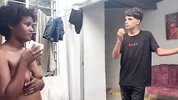 Mi madrastra me enseña como me debo duchar y mi hermanastra me ayuda con una mamada