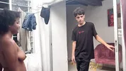 Mi madrastra me enseña como me debo duchar y mi hermanastra me ayuda con una mamada