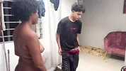 Mi madrastra me enseña como me debo duchar y mi hermanastra me ayuda con una mamada