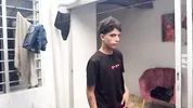 Mi madrastra me enseña como me debo duchar y mi hermanastra me ayuda con una mamada