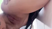 Mi madrastra me enseña como me debo duchar y mi hermanastra me ayuda con una mamada