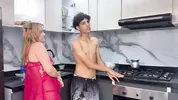 Me aprovecho que no hay nadie en casa para cumplir mi fantasia soñada de cogerme por el culo a mi madrastra.