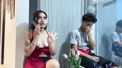 Cumplo la fantasia sexual de mi novia que es follarme duro a mi vecina mientras ella nos observa.