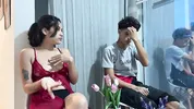 Cumplo la fantasia sexual de mi novia que es follarme duro a mi vecina mientras ella nos observa.