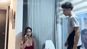 Cumplo la fantasia sexual de mi novia que es follarme duro a mi vecina mientras ella nos observa.