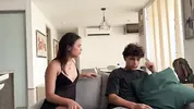 Madrastra de culp grande descubre a sus hijastros teniendo relaciones sexuales y terminan haciendo trio lesbico.