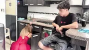 Madrastra traviesa limpia la casa desnuda solo para provocar a su hijastro y hacer que se la folle.