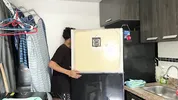 Madrastra traviesa limpia la casa desnuda solo para provocar a su hijastro y hacer que se la folle.