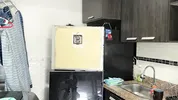 Madrastra traviesa limpia la casa desnuda solo para provocar a su hijastro y hacer que se la folle.