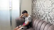 Mi pequeñito hijastro sufre una decepcion amorosa y yo lo consuelo con una buena corrida en mi coño.