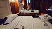 Cameriera mi porta la colazione in camera da letto.