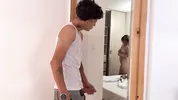 Hijastro caliente entra al cuarto de su madrastra y la observa cambiandose su ropa interior y este se antoja.