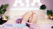 TRUE AMATEURS - Purple Haired Alice Bong Exceeds All Expectations With Her Wild Solo Show