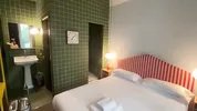 Nomadic Babe Stella Gray Finger Fucks Herself in Madrid