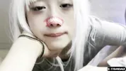 White-haired girls love to look in the mirror