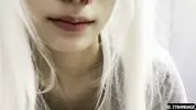 White-haired girls love to look in the mirror