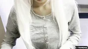 White-haired girls love to look in the mirror