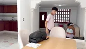 Pequeña sirvienta pide que le paguen con sexo anal a cambio de su trabajo.