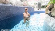 Underwater sex with an ebony girl in a swimming pool