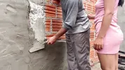 Pedreiro fodendo o cuzinho da dona que estava com vontade de dar o seu cuzinho para ele meter a rola sem dote gozar tudo dentro dela
