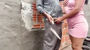 Pedreiro fodendo o cuzinho da dona que estava com vontade de dar o seu cuzinho para ele meter a rola sem dote gozar tudo dentro dela