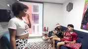 En plena clase de música se me antoja follarme duro a mi madrastra y a mi hermanastra.