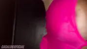 Casada Safada no Gloryhole — Chupa com Fome e Dá Gostoso Até Ganhar Leite! E corno filmando!