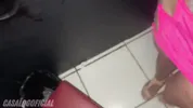 Casada Safada no Gloryhole — Chupa com Fome e Dá Gostoso Até Ganhar Leite! E corno filmando!