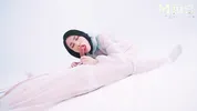 ModelMedia Asia - Having wild sex while wearing protective gear during the pandemic